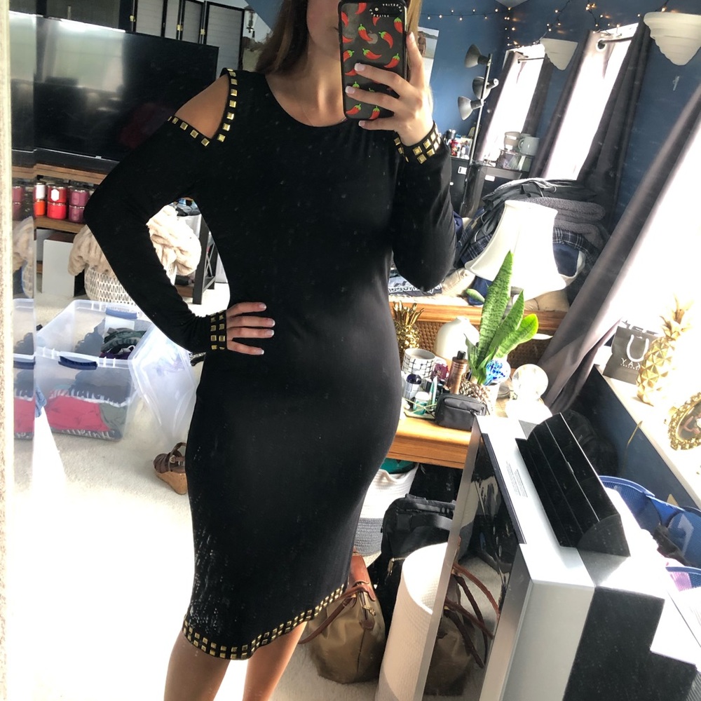 Carmen Marc Valvo Dress Runs more like a LARGE stretchy material - Picture 2 of 6